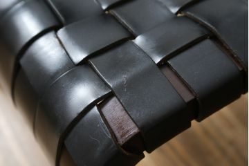 中古　arflex(アルフレックス)　NT(エヌティー)　本革(レザー)　スタイリッシュなデザインが魅力のアームレスチェア2脚セット(スタッキングチェア、ダイニングチェア、椅子、イス)(定価2脚で約33万6千円)(R-074390)