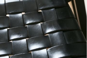 中古　arflex(アルフレックス)　NT(エヌティー)　本革(レザー)　スタイリッシュなデザインが魅力のアームレスチェア2脚セット(スタッキングチェア、ダイニングチェア、椅子、イス)(定価2脚で約33万6千円)(R-074390)