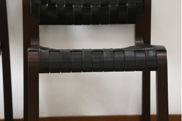 中古　arflex(アルフレックス)　NT(エヌティー)　本革(レザー)　スタイリッシュなデザインが魅力のアームレスチェア2脚セット(スタッキングチェア、ダイニングチェア、椅子、イス)(定価2脚で約33万6千円)(R-074390)