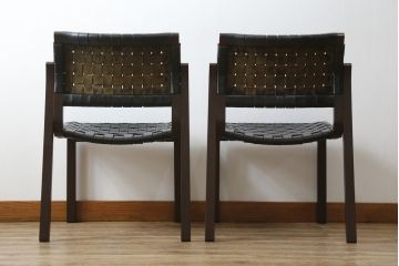 中古　arflex(アルフレックス)　NT(エヌティー)　本革(レザー)　スタイリッシュなデザインが魅力のアームレスチェア2脚セット(スタッキングチェア、ダイニングチェア、椅子、イス)(定価2脚で約33万6千円)(R-074390)