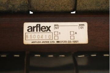 中古　arflex(アルフレックス)　NT(エヌティー)　本革(レザー)　スタイリッシュなデザインが魅力のアームレスチェア2脚セット(スタッキングチェア、ダイニングチェア、椅子、イス)(定価2脚で約33万6千円)(R-074390)