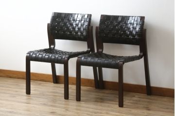 中古　arflex(アルフレックス)　NT(エヌティー)　本革(レザー)　スタイリッシュなデザインが魅力のアームレスチェア2脚セット(スタッキングチェア、ダイニングチェア、椅子、イス)(定価2脚で約33万6千円)(R-074391)