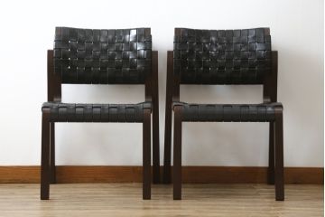 中古　arflex(アルフレックス)　NT(エヌティー)　本革(レザー)　スタイリッシュなデザインが魅力のアームレスチェア2脚セット(スタッキングチェア、ダイニングチェア、椅子、イス)(定価2脚で約33万6千円)(R-074391)
