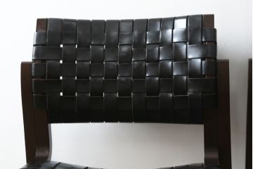 中古　arflex(アルフレックス)　NT(エヌティー)　本革(レザー)　スタイリッシュなデザインが魅力のアームレスチェア2脚セット(スタッキングチェア、ダイニングチェア、椅子、イス)(定価2脚で約33万6千円)(R-074391)