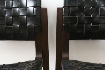 中古　arflex(アルフレックス)　NT(エヌティー)　本革(レザー)　スタイリッシュなデザインが魅力のアームレスチェア2脚セット(スタッキングチェア、ダイニングチェア、椅子、イス)(定価2脚で約33万6千円)(R-074391)