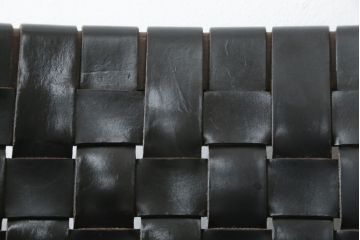 中古　arflex(アルフレックス)　NT(エヌティー)　本革(レザー)　スタイリッシュなデザインが魅力のアームレスチェア2脚セット(スタッキングチェア、ダイニングチェア、椅子、イス)(定価2脚で約33万6千円)(R-074391)