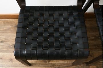 中古　arflex(アルフレックス)　NT(エヌティー)　本革(レザー)　スタイリッシュなデザインが魅力のアームレスチェア2脚セット(スタッキングチェア、ダイニングチェア、椅子、イス)(定価2脚で約33万6千円)(R-074391)