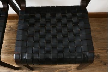 中古　arflex(アルフレックス)　NT(エヌティー)　本革(レザー)　スタイリッシュなデザインが魅力のアームレスチェア2脚セット(スタッキングチェア、ダイニングチェア、椅子、イス)(定価2脚で約33万6千円)(R-074391)
