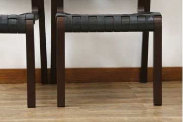 中古　arflex(アルフレックス)　NT(エヌティー)　本革(レザー)　スタイリッシュなデザインが魅力のアームレスチェア2脚セット(スタッキングチェア、ダイニングチェア、椅子、イス)(定価2脚で約33万6千円)(R-074391)