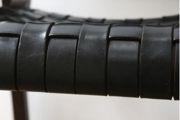 中古　arflex(アルフレックス)　NT(エヌティー)　本革(レザー)　スタイリッシュなデザインが魅力のアームレスチェア2脚セット(スタッキングチェア、ダイニングチェア、椅子、イス)(定価2脚で約33万6千円)(R-074391)