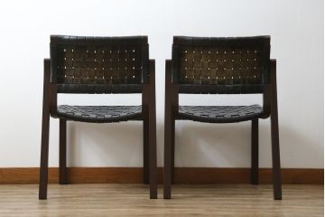 中古　arflex(アルフレックス)　NT(エヌティー)　本革(レザー)　スタイリッシュなデザインが魅力のアームレスチェア2脚セット(スタッキングチェア、ダイニングチェア、椅子、イス)(定価2脚で約33万6千円)(R-074391)
