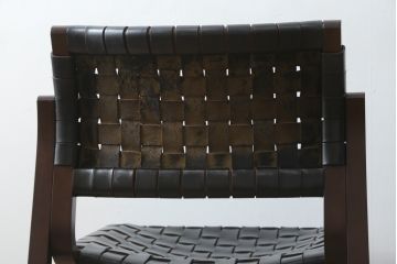 中古　arflex(アルフレックス)　NT(エヌティー)　本革(レザー)　スタイリッシュなデザインが魅力のアームレスチェア2脚セット(スタッキングチェア、ダイニングチェア、椅子、イス)(定価2脚で約33万6千円)(R-074391)
