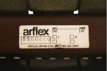中古　arflex(アルフレックス)　NT(エヌティー)　本革(レザー)　スタイリッシュなデザインが魅力のアームレスチェア2脚セット(スタッキングチェア、ダイニングチェア、椅子、イス)(定価2脚で約33万6千円)(R-074391)