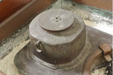 和製アンティーク　上手物!!　重厚!!　欅(ケヤキ)材　玉杢　黒柿材　独特な杢目が目を引く大振りサイズの江戸前長火鉢(囲炉裏、木製火鉢)(R-074394)