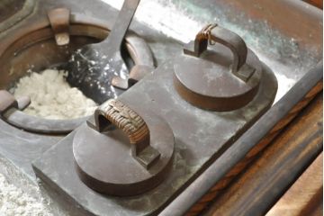 和製アンティーク　上手物!!　重厚!!　欅(ケヤキ)材　玉杢　黒柿材　独特な杢目が目を引く大振りサイズの江戸前長火鉢(囲炉裏、木製火鉢)(R-074394)