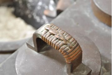 和製アンティーク　上手物!!　重厚!!　欅(ケヤキ)材　玉杢　黒柿材　独特な杢目が目を引く大振りサイズの江戸前長火鉢(囲炉裏、木製火鉢)(R-074394)