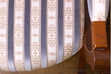 中古　DREXEL HERITAGE(ドレクセルヘリテイジ)　ESPERANTO(エスペラント)　上品な曲線デザインが高級感を醸し出すアーム付きダイニングチェア2脚セット(アームチェア、イス、椅子)(R-074402)