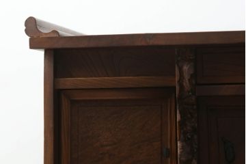 和製アンティーク　上手物!!　三方欅(ケヤキ)材　重厚感ある佇まいが魅力的な漆塗りの高級茶箪笥(収納棚、戸棚、茶棚)(R-074458)