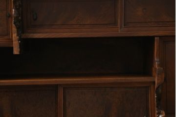 和製アンティーク　上手物!!　三方欅(ケヤキ)材　重厚感ある佇まいが魅力的な漆塗りの高級茶箪笥(収納棚、戸棚、茶棚)(R-074458)