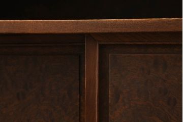 和製アンティーク　上手物!!　三方欅(ケヤキ)材　重厚感ある佇まいが魅力的な漆塗りの高級茶箪笥(収納棚、戸棚、茶棚)(R-074458)