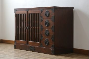 中古　美品!!　岩谷堂箪笥　力強い木目と重厚な金具が美しい収納棚サイドボード(水屋箪笥、戸棚、キャビネット)(R-074463)