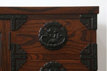 中古　美品!!　岩谷堂箪笥　力強い木目と重厚な金具が美しい収納棚サイドボード(水屋箪笥、戸棚、キャビネット)(R-074463)