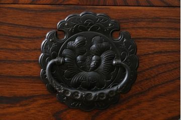 中古　美品!!　岩谷堂箪笥　力強い木目と重厚な金具が美しい収納棚サイドボード(水屋箪笥、戸棚、キャビネット)(R-074463)