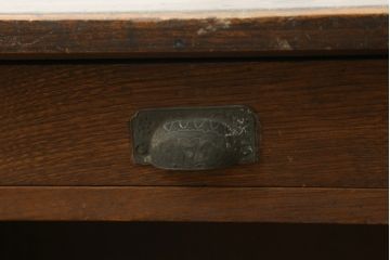 和製アンティーク　レトロな雰囲気を醸し出す猫イラズ看板入りの帳場机(テーブル、作業台、デスク、文机、座机、平机、簿記机、在宅ワーク、在宅用)(R-074467)