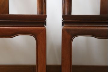 和製ビンテージ　花梨(カリン)材　滑らかな木の質感が美しいアームチェア2脚セット(ダイニングチェア、板座チェア、椅子、イス、ヴィンテージ、バラ売り可能)(R-074472)