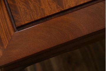 和製ビンテージ　花梨(カリン)材　滑らかな木の質感が美しいサイドテーブル(ナイトテーブル、エンドテーブル、ローテーブル、花台、飾り台、ヴィンテージ)(R-074473)