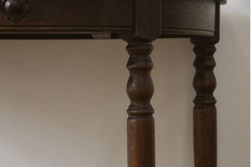 中古　美品　オランダ民芸家具　ネザーランズ・フォークロア　オーク材　クラシカルな佇まいが魅力的なコンソールテーブル(サイドテーブル、花台、飾り台)(R-074476)