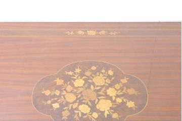 中古　美品　スペイン高級家具　ガラス天板付き　象嵌とゴールドの装飾が高級感を醸し出すダイニングテーブル(食卓、4人掛け、6人掛け)(R-074485)