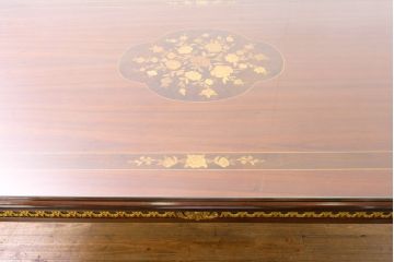 中古　美品　スペイン高級家具　ガラス天板付き　象嵌とゴールドの装飾が高級感を醸し出すダイニングテーブル(食卓、4人掛け、6人掛け)(R-074485)