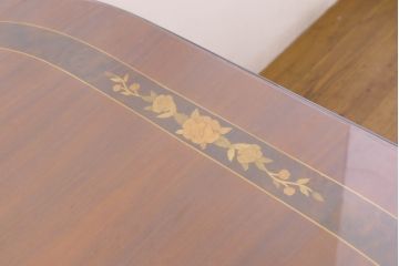 中古　美品　スペイン高級家具　ガラス天板付き　象嵌とゴールドの装飾が高級感を醸し出すダイニングテーブル(食卓、4人掛け、6人掛け)(R-074485)