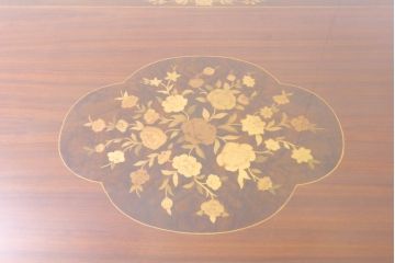 中古　美品　スペイン高級家具　ガラス天板付き　象嵌とゴールドの装飾が高級感を醸し出すダイニングテーブル(食卓、4人掛け、6人掛け)(R-074485)