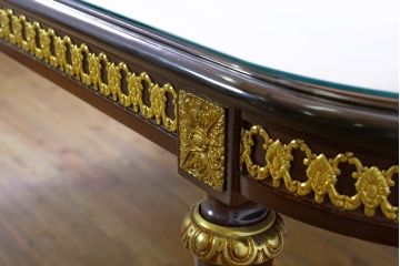 中古　美品　スペイン高級家具　ガラス天板付き　象嵌とゴールドの装飾が高級感を醸し出すダイニングテーブル(食卓、4人掛け、6人掛け)(R-074485)