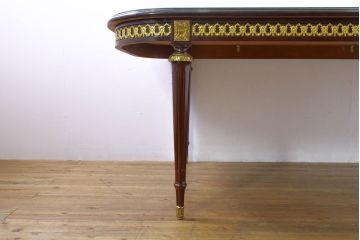 中古　美品　スペイン高級家具　ガラス天板付き　象嵌とゴールドの装飾が高級感を醸し出すダイニングテーブル(食卓、4人掛け、6人掛け)(R-074485)