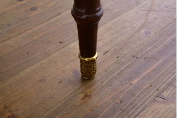 中古　美品　スペイン高級家具　ガラス天板付き　象嵌とゴールドの装飾が高級感を醸し出すダイニングテーブル(食卓、4人掛け、6人掛け)(R-074485)