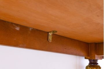 中古　美品　スペイン高級家具　ガラス天板付き　象嵌とゴールドの装飾が高級感を醸し出すダイニングテーブル(食卓、4人掛け、6人掛け)(R-074485)