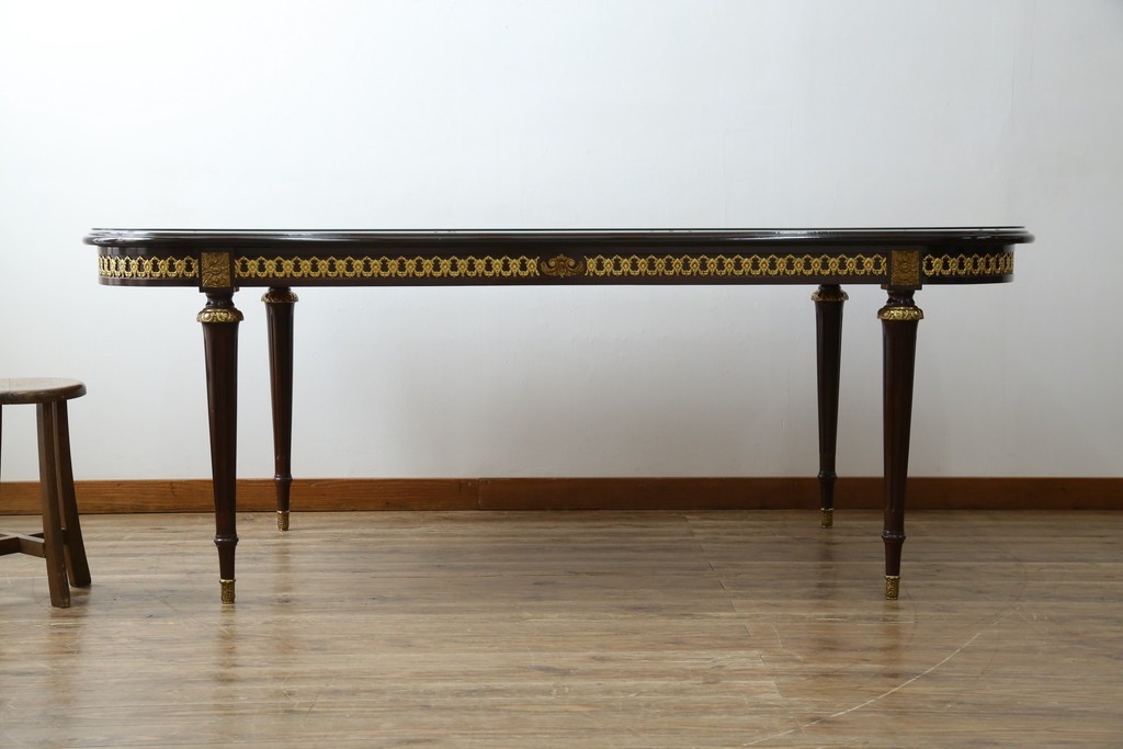 中古　美品　スペイン高級家具　ガラス天板付き　象嵌とゴールドの装飾が高級感を醸し出すダイニングテーブル　(R-074485)
