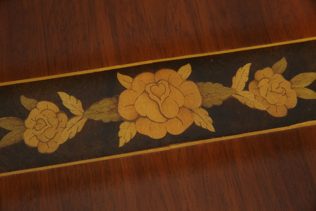 中古　美品　スペイン高級家具　ガラス天板付き　象嵌とゴールドの装飾が高級感を醸し出すダイニングテーブル　(R-074485)