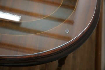 中古　美品　スペイン高級家具　ガラス天板付き　象嵌とゴールドの装飾が高級感を醸し出すダイニングテーブル　(R-074485)