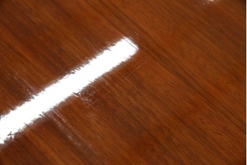 中古　美品　スペイン高級家具　ガラス天板付き　象嵌とゴールドの装飾が高級感を醸し出すダイニングテーブル　(R-074485)