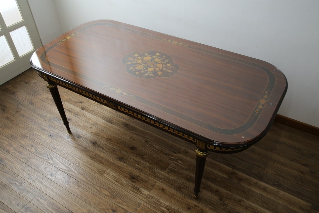 中古　美品　スペイン高級家具　ガラス天板付き　象嵌とゴールドの装飾が高級感を醸し出すダイニングテーブル　(R-074485)