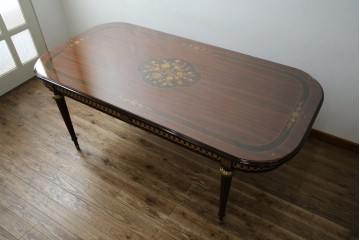 中古　美品　スペイン高級家具　ガラス天板付き　象嵌とゴールドの装飾が高級感を醸し出すダイニングテーブル　(R-074485)