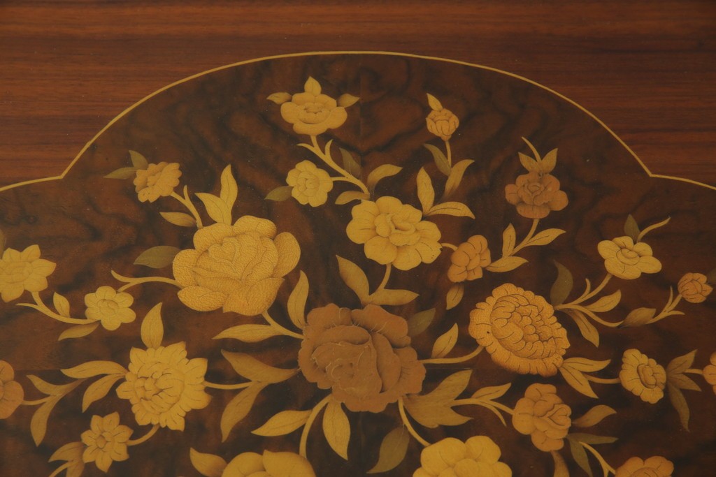 中古　美品　スペイン高級家具　ガラス天板付き　象嵌とゴールドの装飾が高級感を醸し出すダイニングテーブル　(R-074485)