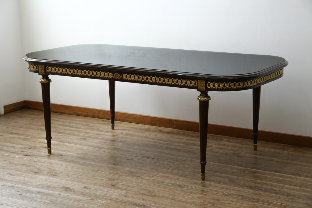 中古　美品　スペイン高級家具　ガラス天板付き　象嵌とゴールドの装飾が高級感を醸し出すダイニングテーブル　(R-074485)