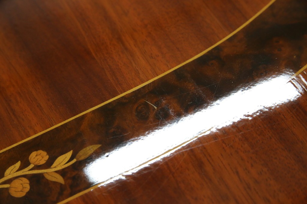 中古　美品　スペイン高級家具　ガラス天板付き　象嵌とゴールドの装飾が高級感を醸し出すダイニングテーブル　(R-074485)