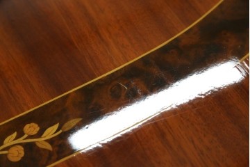 中古　美品　スペイン高級家具　ガラス天板付き　象嵌とゴールドの装飾が高級感を醸し出すダイニングテーブル　(R-074485)