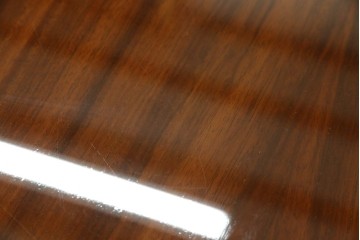 中古　美品　スペイン高級家具　ガラス天板付き　象嵌とゴールドの装飾が高級感を醸し出すダイニングテーブル　(R-074485)